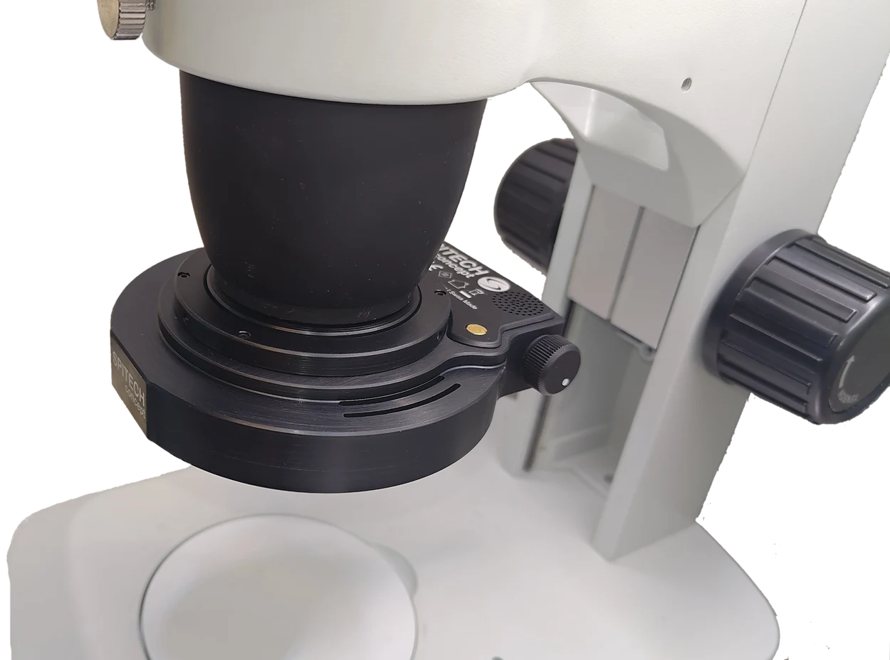 Éclairage HaloLite noir installé sur binoculaire